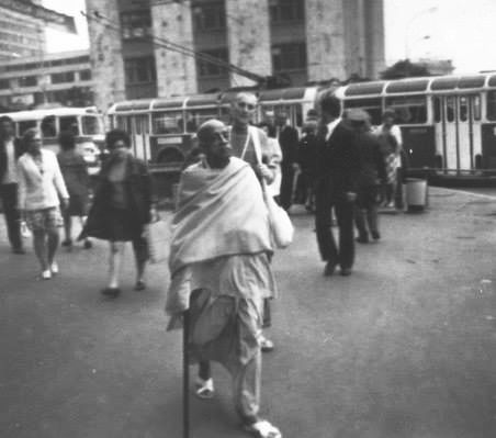 Шрила Прабхупада и Шьямасундара на московской улице. Москва, июнь 1971 года